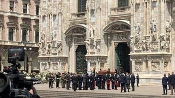 Galleria foto 'Funerali Berlusconi, rito collettivo che unisce e divide' - foto 1