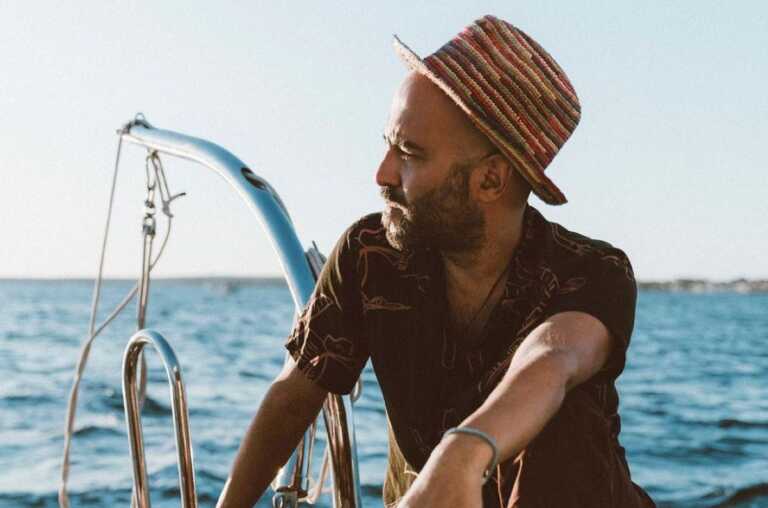 Giuliano Sangiorgi cittadino onorario di Porto Cesareo: «Che meraviglia, ho il vostro mare nelle vene»