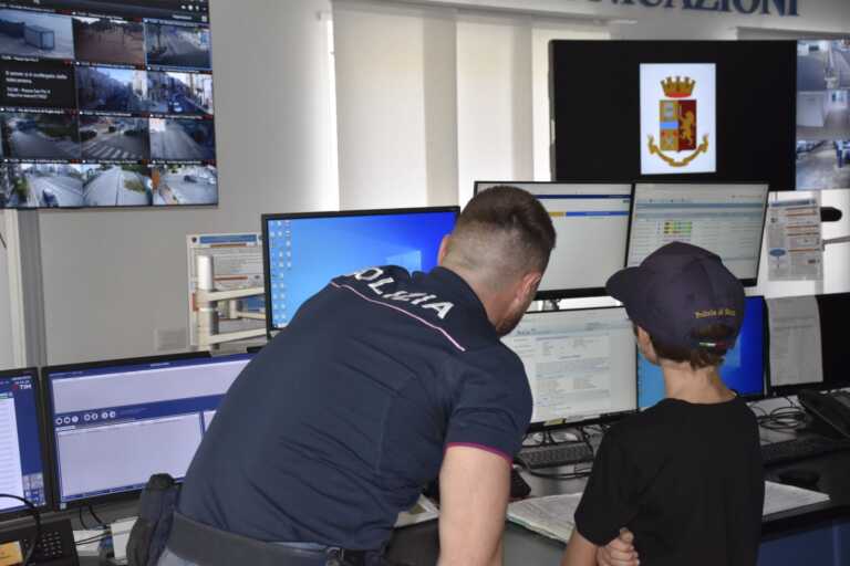 Galleria foto 'Telefonò al 113 per augurare buona Festa della Repubblica alla Polizia: Giulio ricevuto in Questura – VIDEO' - foto 2