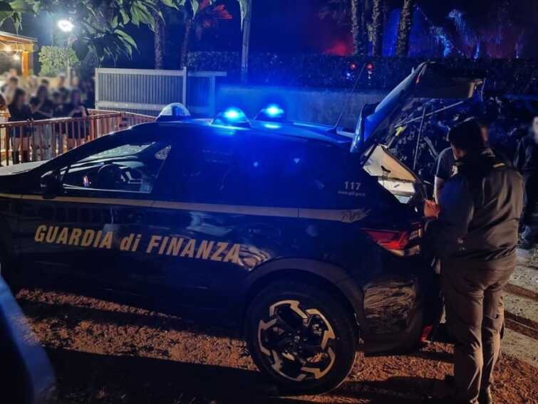 Festa abusiva in una villa privata a Galatina con 600 partecipanti: denunciati organizzatore e proprietario