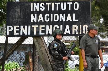 Galleria foto 'Honduras, scontri in carcere femminile: morte 41 donne' - foto 1