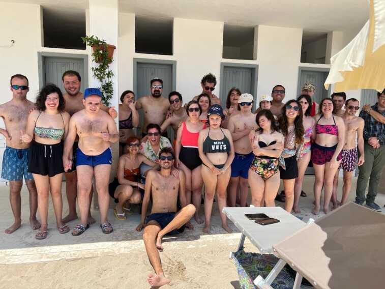A Bari 25 giovani disabili diventano reporter d’assalto: fino a metà luglio al lido Il Trampolino