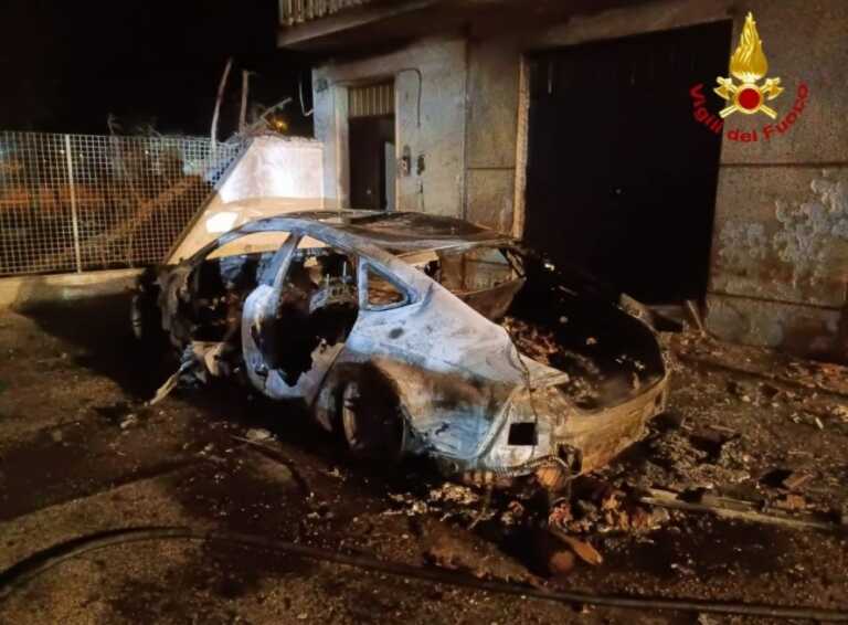 Galleria foto 'Incendio nella notte a Specchiolla: fiamme distruggono l’auto di due imprenditori baresi' - foto 1