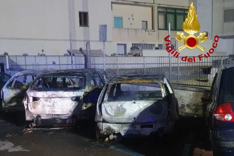 Notte di fuoco a Otranto: tre auto distrutte dalle fiamme. Indagini in corso per risalire alla natura dell’incendio