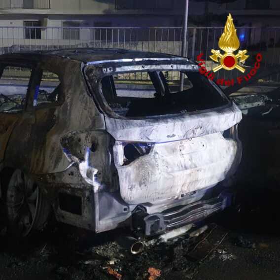Galleria foto 'Notte di fuoco a Otranto: tre auto distrutte dalle fiamme. Indagini in corso per risalire alla natura dell’incendio' - foto 3