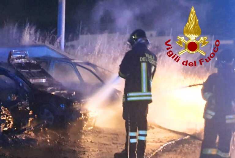 Fuoco nella notte a Parabita: quattro auto distrutte da un incendio all’esterno di una concessionaria