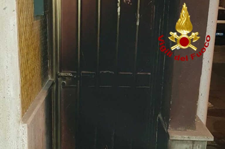 Fuoco al portone di un’abitazione a Veglie: nessun ferito. Indagini in corso per risalire alle cause