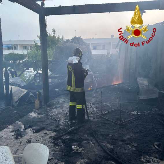 Galleria foto 'Fiamme in un lounge bar a Salve: locale distrutto. Indagini in corso per accertare le cause dell’incendio' - foto 1