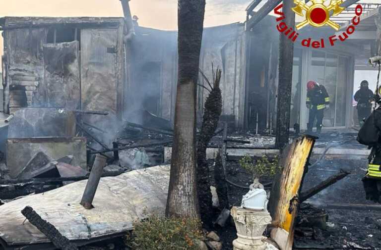 Fiamme in un lounge bar a Salve: locale distrutto. Indagini in corso per accertare le cause dell’incendio