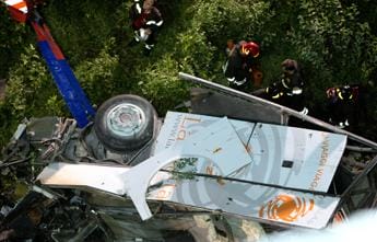 Galleria foto 'Incidente A16, nel 2013 la strage del bus con 40 morti' - foto 1