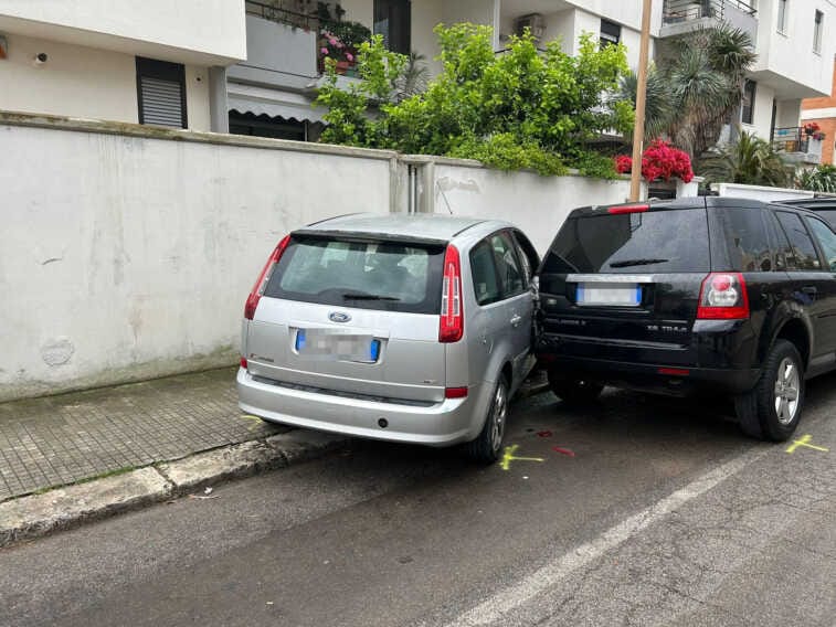 L’auto non frena e finisce contro un muro tranciando i tubi del gas: strada chiusa al traffico a Brindisi