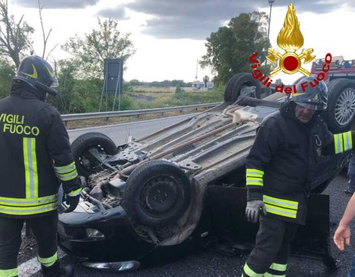 Auto si ribalta dopo un incidente sulla statale 16 in Salento: in codice rosso un ragazzo di 21 anni – VIDEO