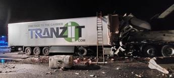 Galleria foto 'Incidente sulla A14, tir su cantiere: un morto e 8 feriti' - foto 1