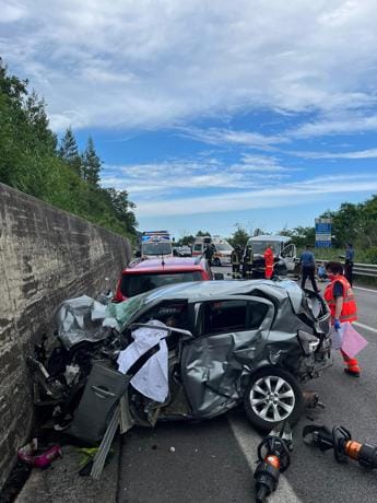 Galleria foto 'Isernia, schianto tra tre auto: muore 30enne' - foto 1