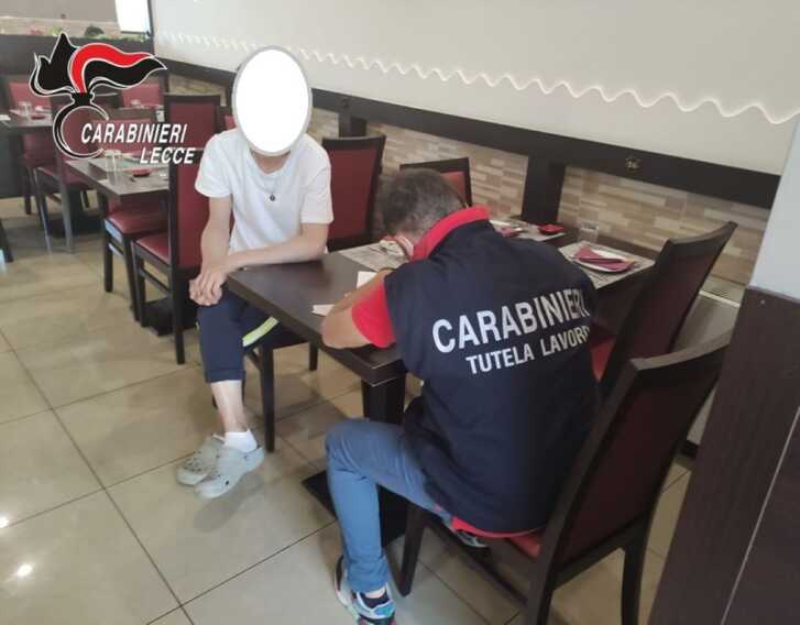 Scoperti 22 lavoratori in nero in cinque ristoranti asiatici di Lecce: chiuse due attività
