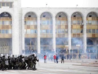 Galleria foto 'Kirghizistan, Bishkek denuncia tentato golpe e arresti' - foto 1