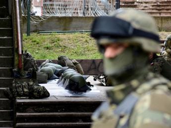 Galleria foto 'Kosovo, rimpatriati 15 militari italiani feriti' - foto 1
