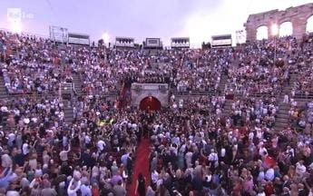 Galleria foto 'L’Arena di Verona festeggia 100 anni con l’Aida, standing ovation per Sophia Loren – Video' - foto 1
