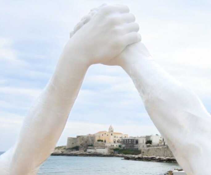 Galleria foto 'A Vieste le “mani giganti” di Lorenzo Quinn: «Valore aggiunto per l’identità internazionale della Puglia»' - foto 4