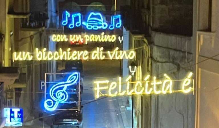 “Felicità” a Cellino San Marco: la città “si illumina” in omaggio agli 80 anni di Al Bano