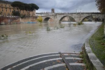 Galleria foto 'Maltempo a Roma, innalzamento del livello del Tevere: banchine chiuse' - foto 1