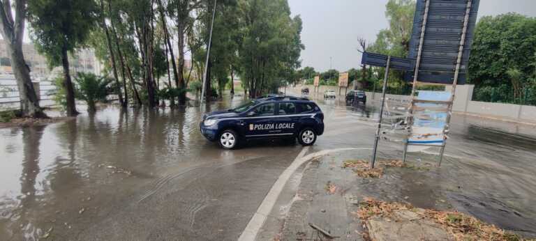 Maltempo, disagi a Brindisi: strade allagate e chiuse. Interventi di polizia locale e vigili del fuoco – VIDEO