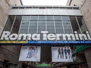 Galleria foto 'Mancano i taxi, la metro A chiude alle 21: caos a Roma Termini' - foto 1
