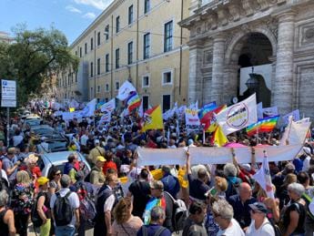 Galleria foto 'Manifestazione M5s, bufera su Grillo. Fi: “Incita a violenza”, Pd: “Non fa ridere”' - foto 1