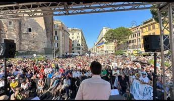 Galleria foto 'Manifestazione M5S, Conte: “Salario minimo strada giusta”. Sul palco arriva Grillo: “Reddito universale contro I’Ai”' - foto 1