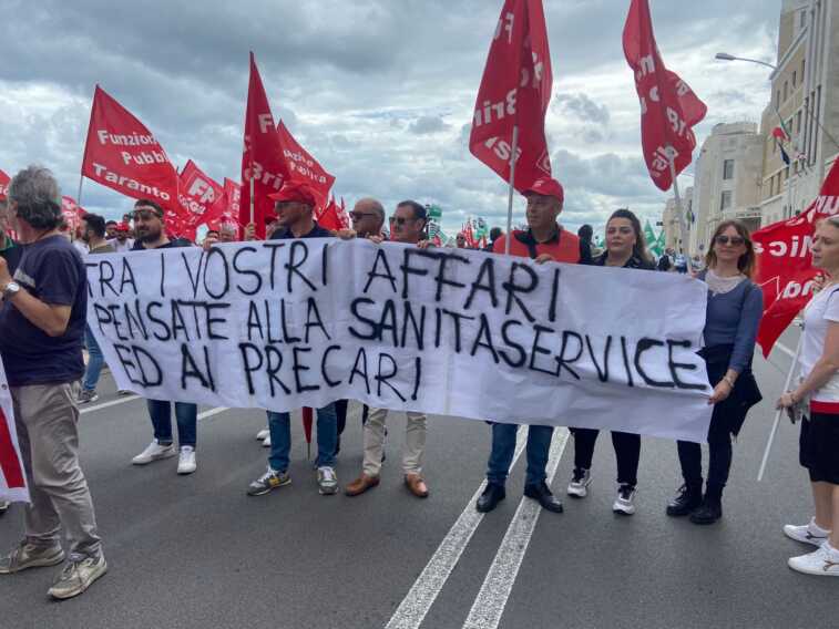 Presidio dei sindacati a difesa del sistema sanitario pubblico: i lavoratori sfilano sotto la Regione Puglia – VIDEO