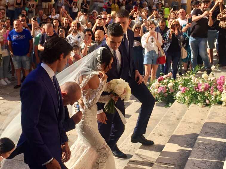 Virginia Mihajlovic e Alex Vogliacco sposi a Monopoli. Poi la festa in masseria a Ostuni – FOTO