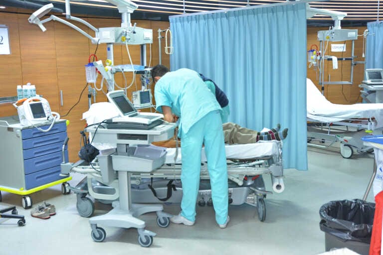 Sanità, la proposta per i medici dei Pronto soccorso: «Subito mille euro netti in busta paga»