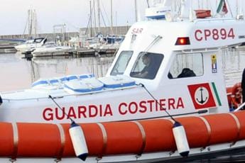 Galleria foto 'Migranti, naufragio al largo di Lampedusa: 44 in salvo e 3 dispersi' - foto 1