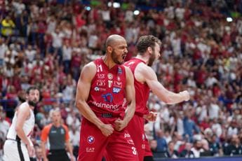 Galleria foto 'Milano-Bologna 67-55, Olimpia vince lo scudetto' - foto 1