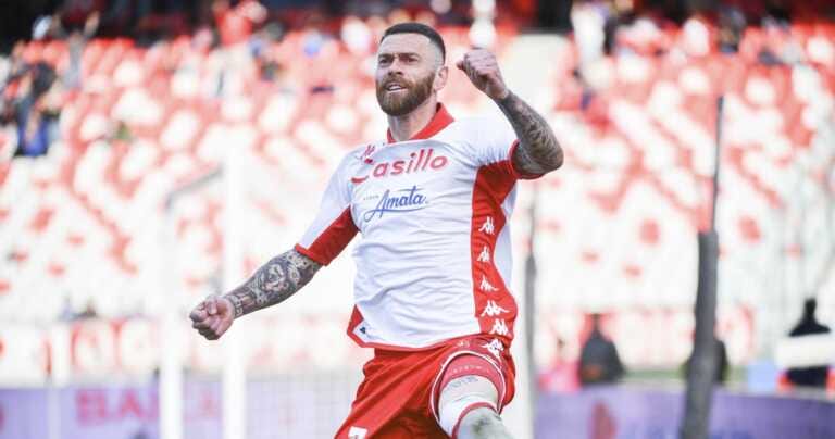 Bari, l’ultimo ruggito dell’ex bomber biancorosso: l’addio al calcio giocato di Mirco Antenucci – VIDEO