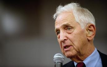 Galleria foto 'Morto Daniel Ellsberg, talpa del Pentagon Papers: aveva 92 anni' - foto 1