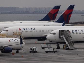 Galleria foto 'Motore dell’aereo lo risucchia, addetto di pista muore' - foto 1