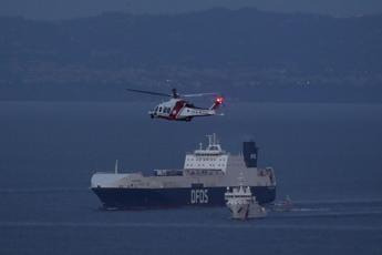 Galleria foto 'Napoli, nave sequestrata: ascoltati migranti e comandante' - foto 1