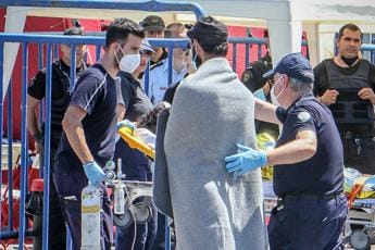 Galleria foto 'Naufragio migranti in Grecia, recuperati 79 corpi ma sono centinaia i dispersi' - foto 1