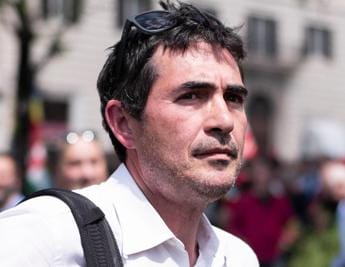 Galleria foto 'Nicola Fratoianni, in fiamme la sua auto: illeso' - foto 1