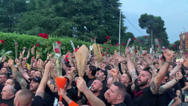 Galleria foto 'I tifosi del Milan rendono omaggio a Silvio Berlusconi' - foto 1