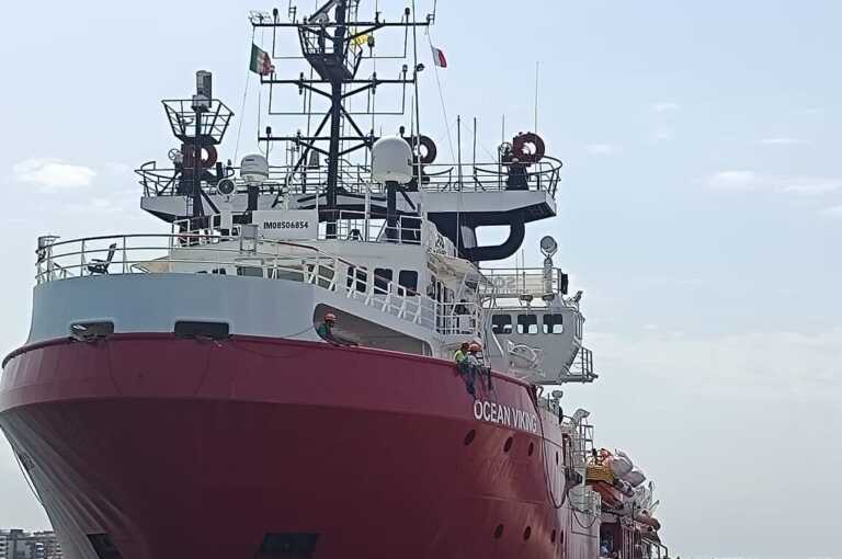 La Ocean Viking è a Bari: a bordo 86 migranti tra cui 70 minori. Pronto il dispositivo per l’accoglienza – VIDEO