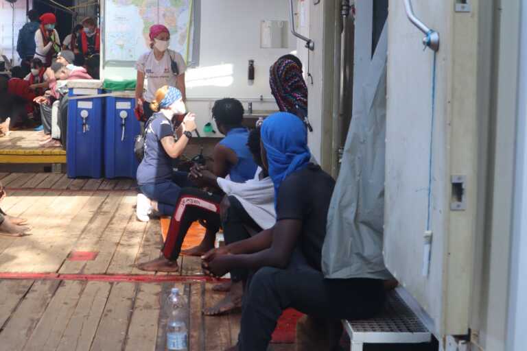 In viaggio verso Bari la nave Ocean Viking: a bordo 86 migranti, quasi tutti minori non accompagnati
