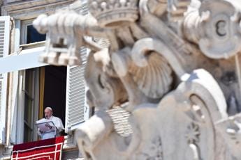Galleria foto 'Papa all’Angelus: “Grazie ai tanti che mi hanno mostrato affetto durante ricovero”' - foto 1