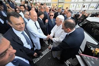 Galleria foto 'Papa Francesco dimesso, il chirurgo: “Sta bene, sarà più forte”' - foto 1