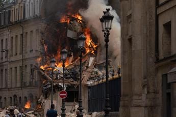 Galleria foto 'Parigi, incendio vicino al Pantheon: crolla palazzo, 4 feriti gravi' - foto 1