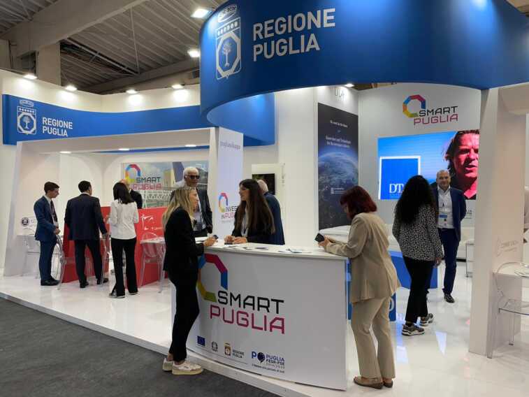 Galleria foto 'Paris Air Show 2023, il ministro Crosetto visita lo stand della Regione Puglia: «Settore in grande sviluppo»' - foto 1