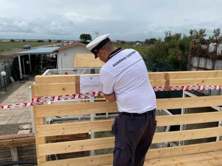Margherita di Savoia, pedana in legno costruita su un’area vincolata: denunciate due persone