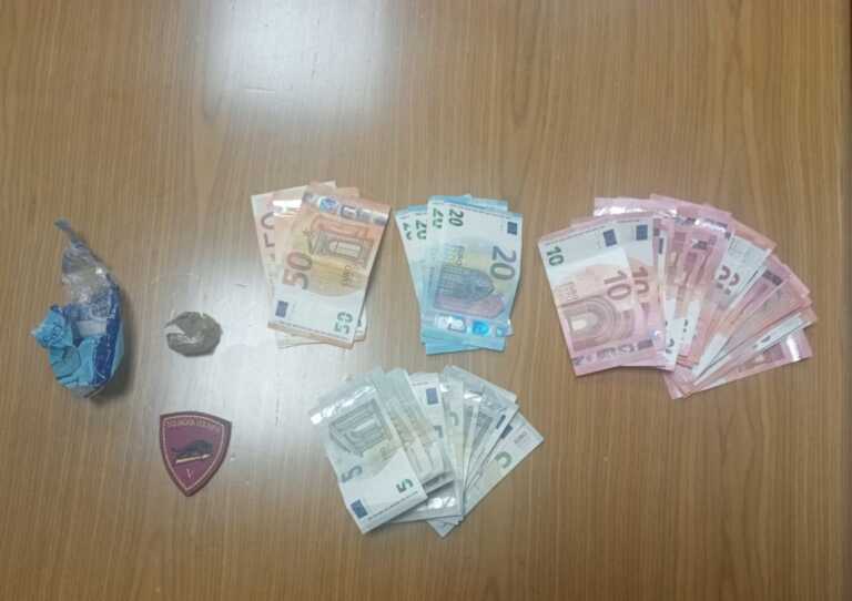 Potenza, alla vista dei poliziotti tentano di liberarsi della droga: denunciati due 18enni