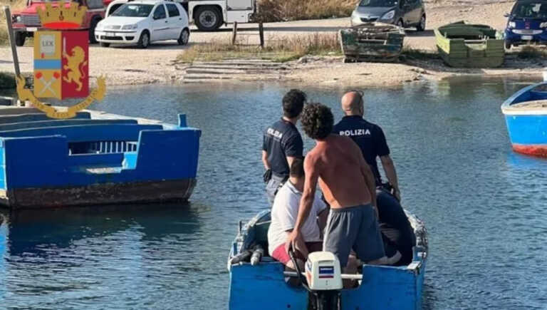 Vanno a pesca nel Mar Piccolo ma il gommone si sgonfia e rischiano di annegare: due ragazzi salvati dalla polizia